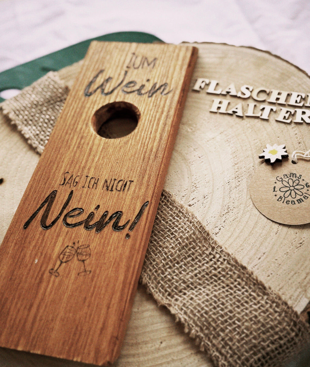 Flaschenhalter für Wein mit Gravur „Zum Wein sag ich nicht Nein„ Fokus