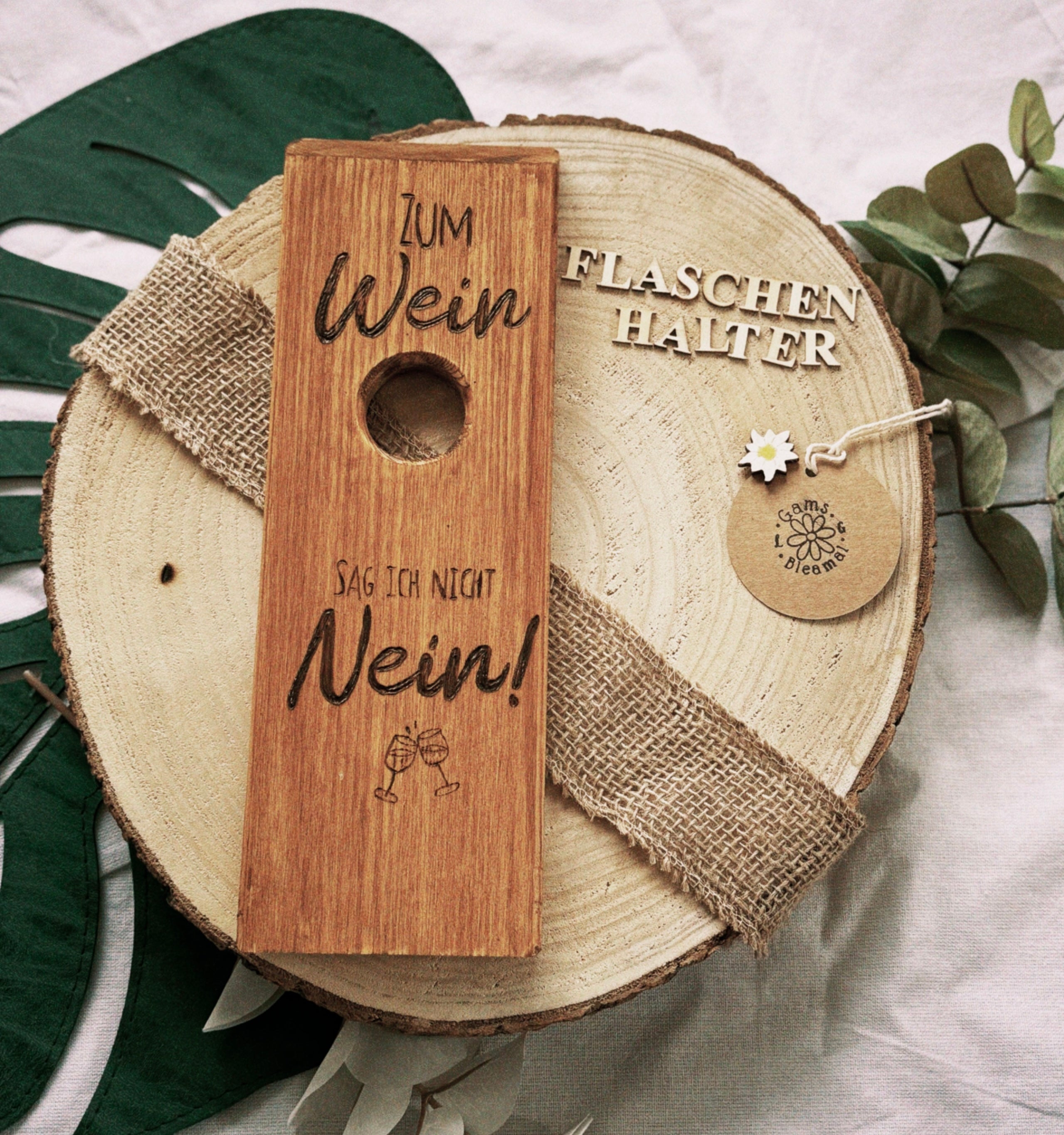 Flaschenhalter für Wein mit Gravur „Zum Wein sag ich nicht Nein„ GEBEIZT