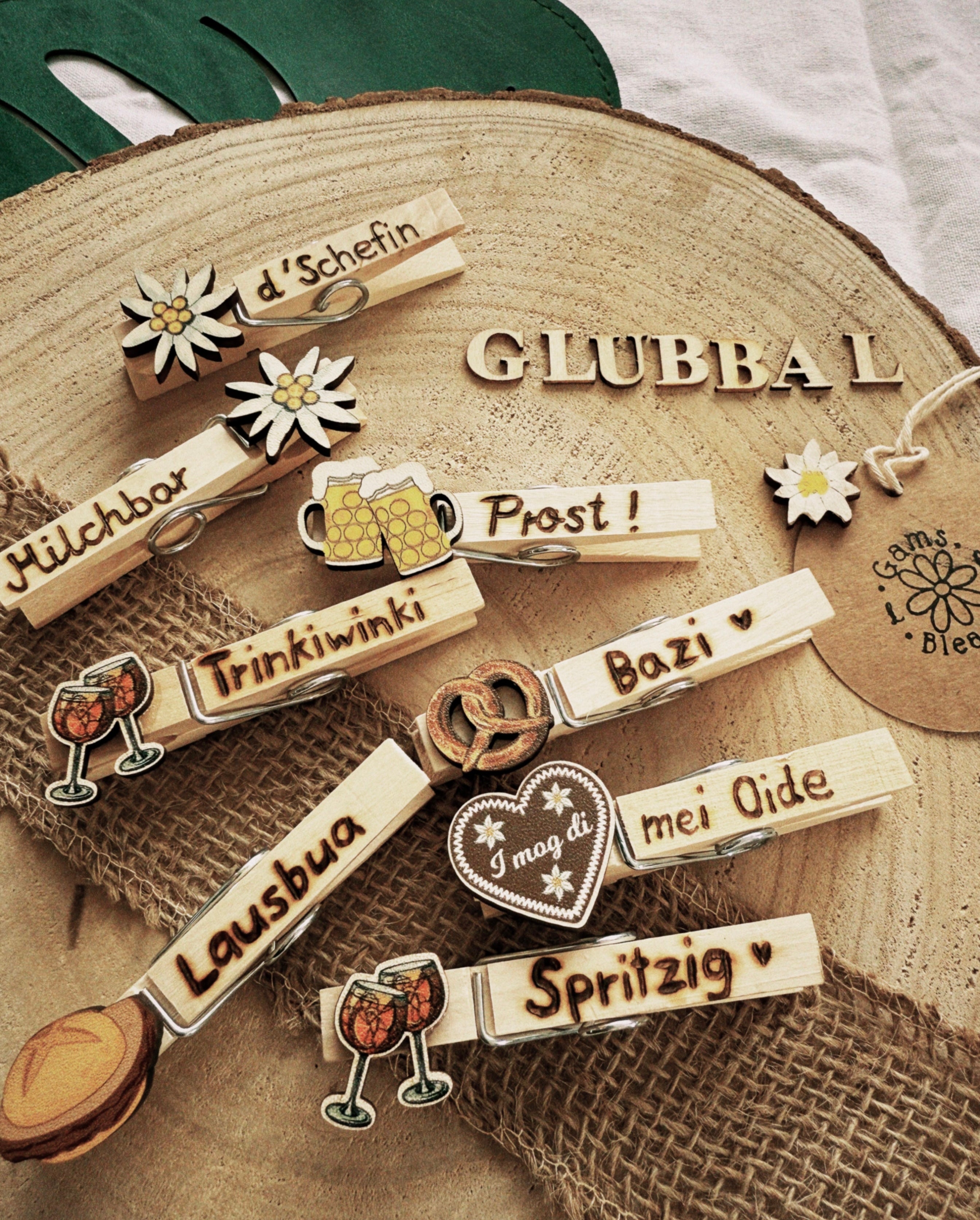 Holz Glubbal mit Symbolen und Beschriftung
