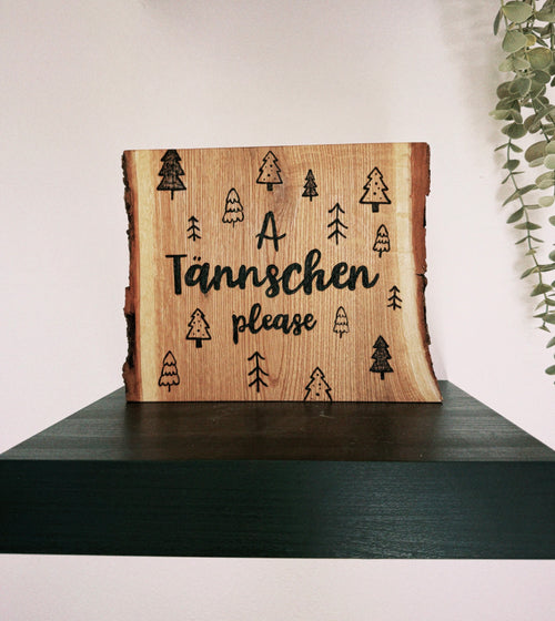 Deko Holzschild mit handgebrannter Gravur ‚A Tännschen please‘ von Gamsbleamal