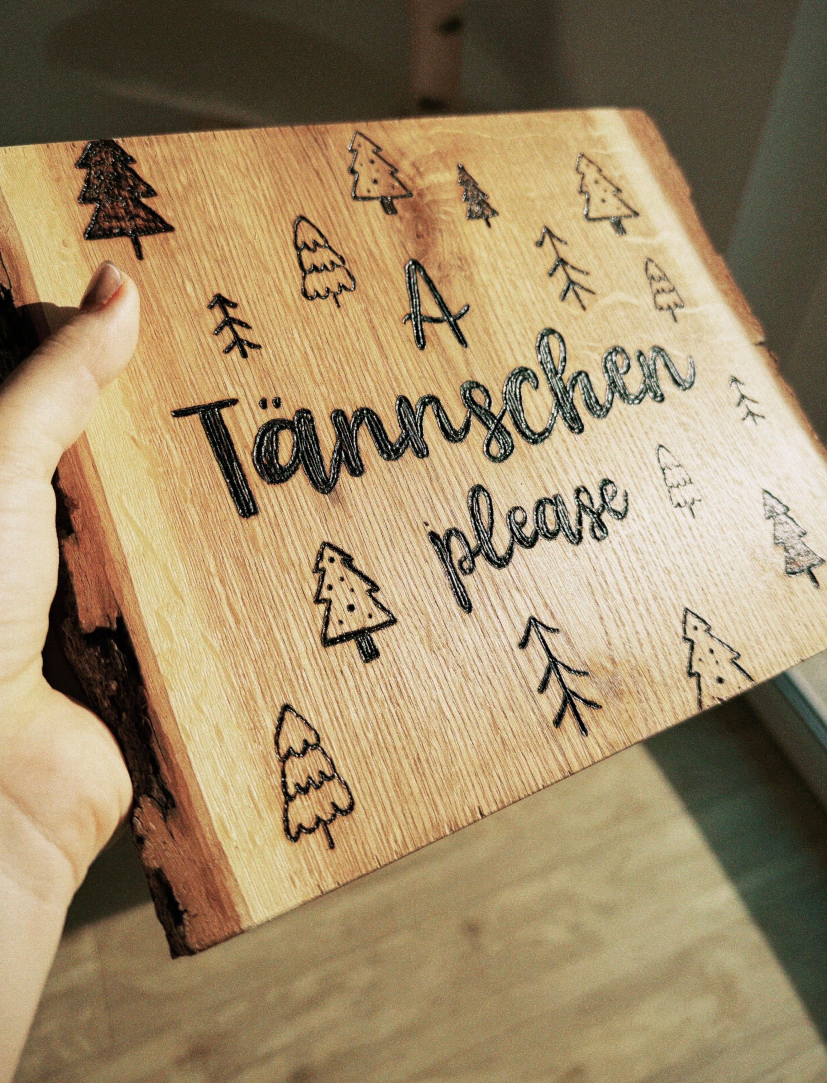 Deko Holzschild mit handgebrannter Gravur ‚A Tännschen please‘ von Gamsbleamal