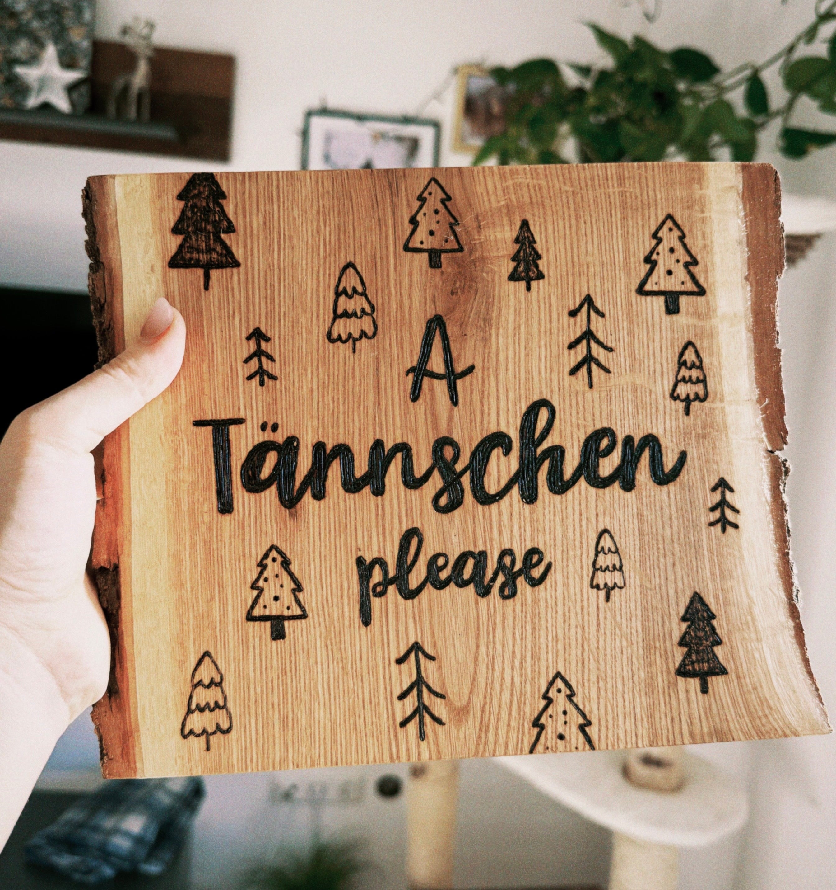 Deko Holzschild mit handgebrannter Gravur ‚A Tännschen please‘ von Gamsbleamal