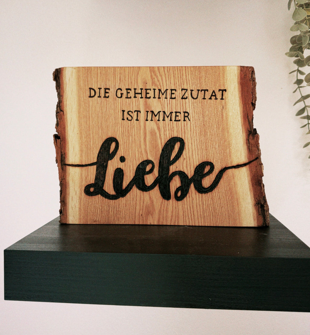 Deko Holzschild mit handgebrannter Gravur ‚Die geheime Zutat ist immer Liebe‘ von Gamsbleamal