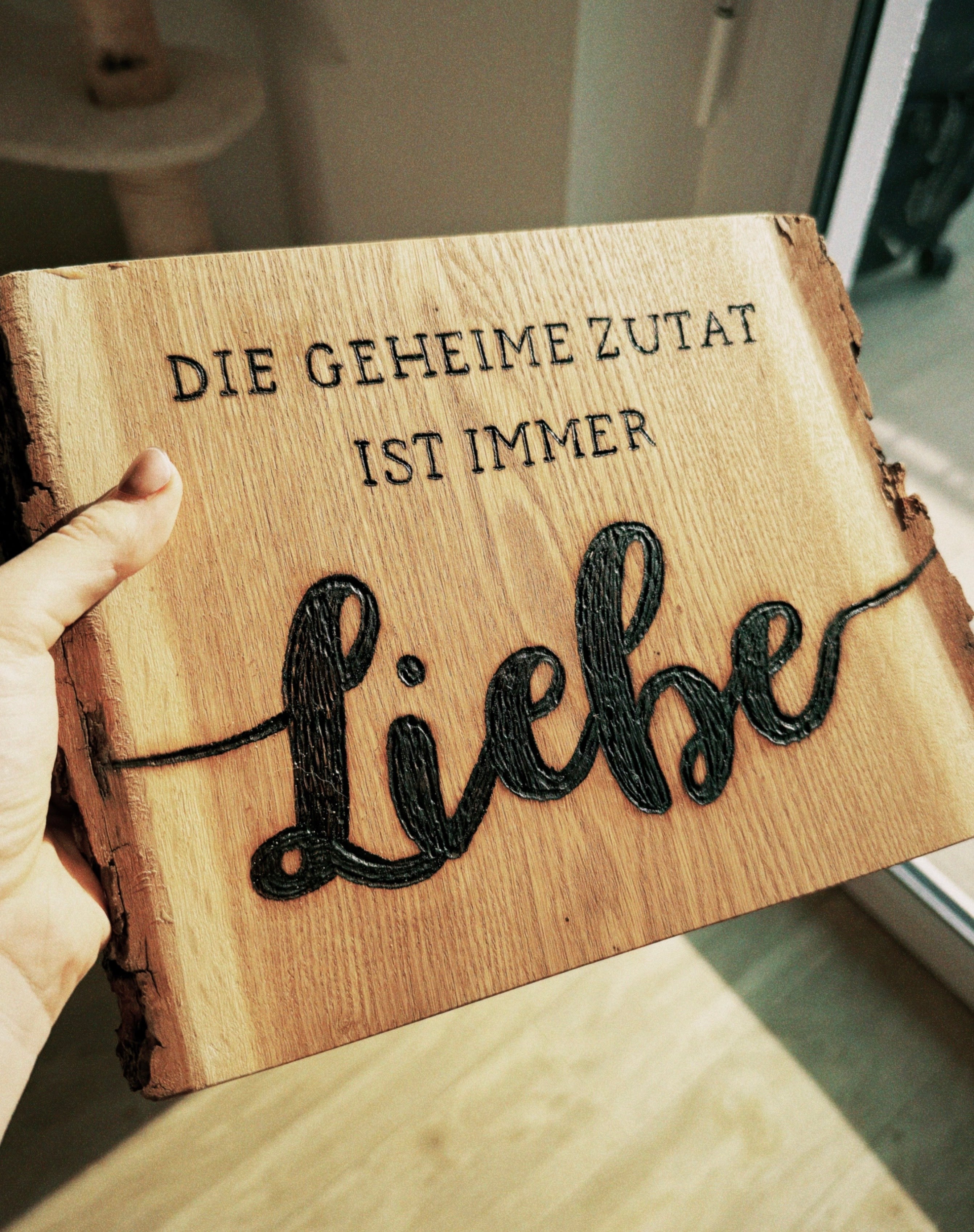 Deko Holzschild mit handgebrannter Gravur ‚Die geheime Zutat ist immer Liebe‘ von Gamsbleamal