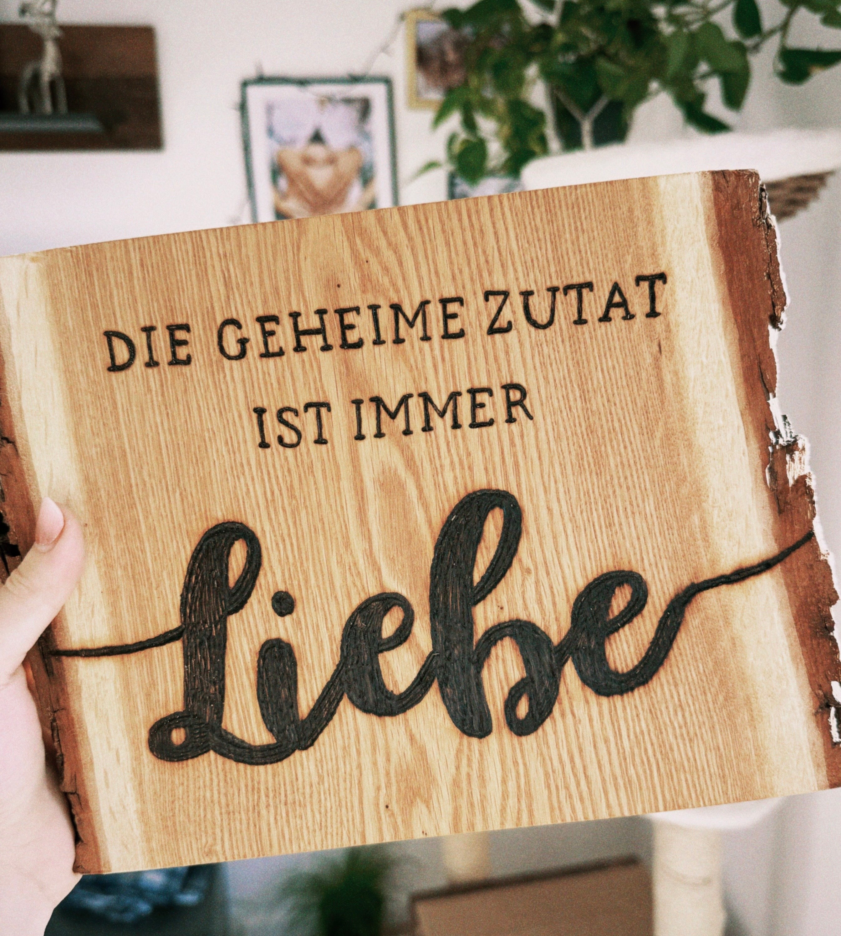 Deko Holzschild mit handgebrannter Gravur ‚Die geheime Zutat ist immer Liebe‘ von Gamsbleamal